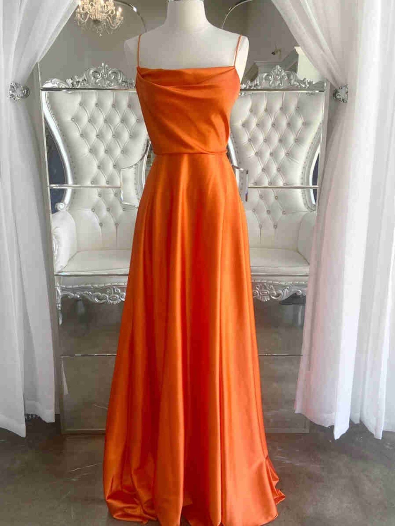 Vestido de fiesta de satén con escote vuelto y abertura en forma de A