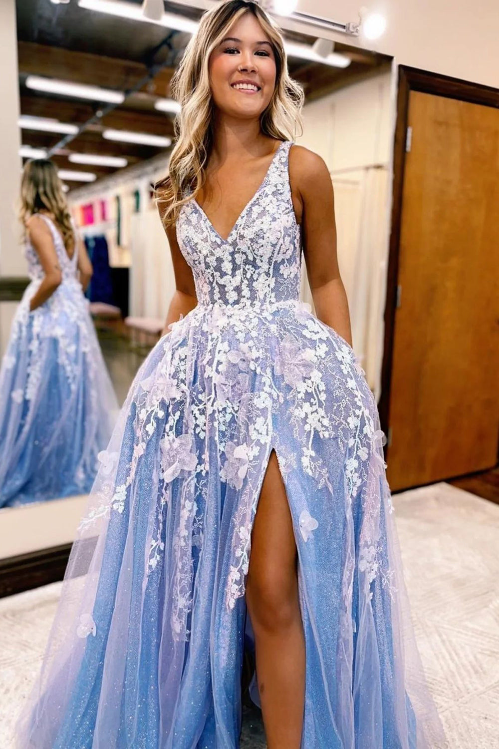 Langes, blaues A-Linien-Abendkleid mit tiefem V-Ausschnitt und Applikationen