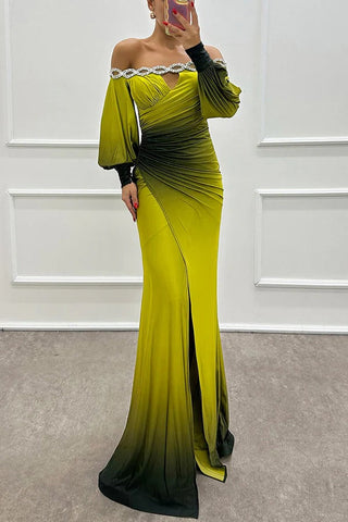 Vestido largo Julieta con escote barco, hombros descubiertos, abertura y detalle de gemas con estampado degradado