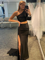 Schwarzes, langes Meerjungfrauen-Abendkleid aus Satin mit One-Shoulder-Schnitt, zweiteilig