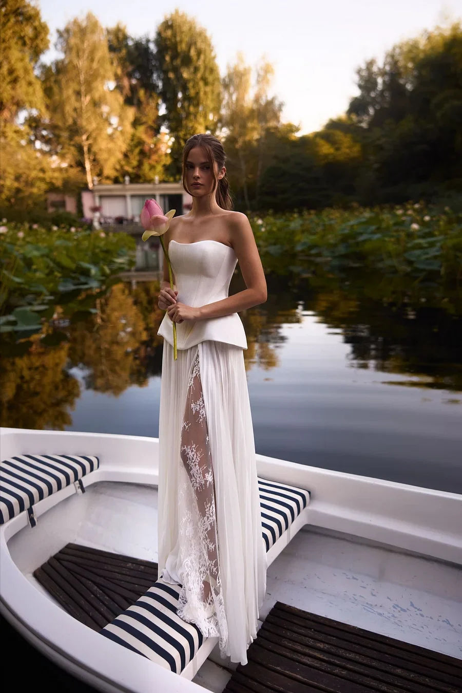 Weißes Satin-Maxikleid mit trägerlosem Korsett-Oberteil, Schnürung am Rücken und plissiertem Chiffonrock für Abschlussball und Gartenhochzeit