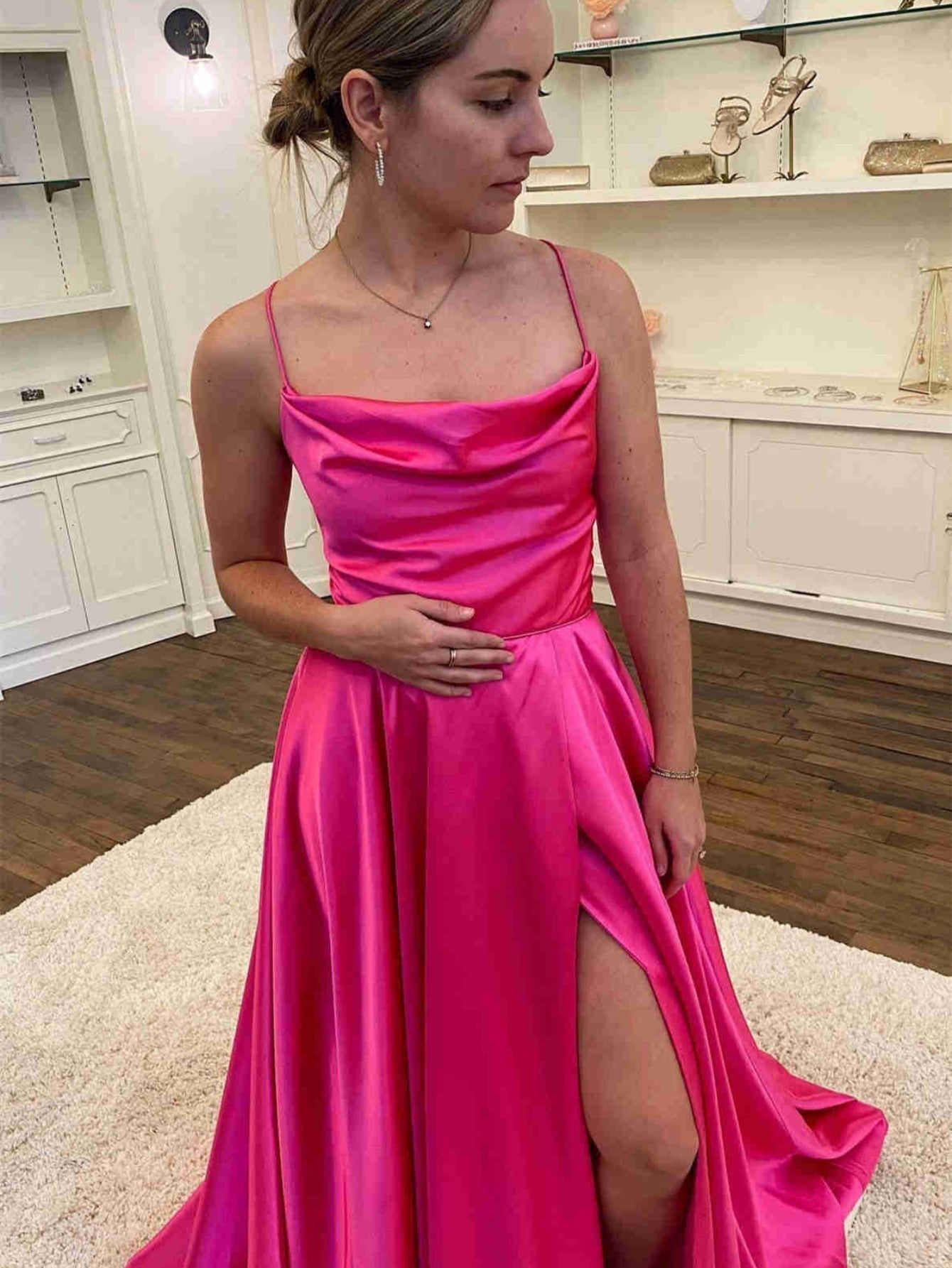 Vestido de fiesta de satén con escote vuelto y abertura en forma de A