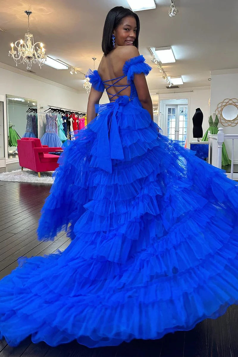 Schulterfreies, gestuftes, langes Tüll-Abendkleid mit Rüschen und Schlitz