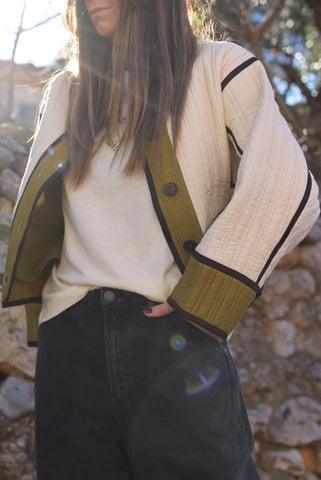 Langärmliger Baumwollmantel mit kontrastierenden Taschen und Knöpfen 