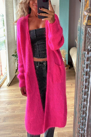 Cárdigan de punto de longitud media con bolsillos delanteros abiertos para un día de invierno brillante 