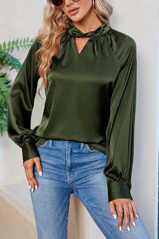 Blusa de satén con cuello abierto y diseño de planes de vuelo VIP 