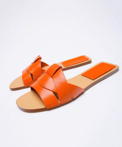 Pantuflas planas informales con tiras cruzadas en azul vaquero y punta abierta, verano 2025 