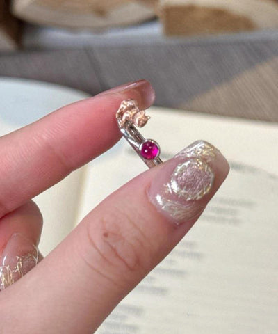 Anillos con diseño original de pequeños gatos con gemas de cobre rojo púrpura y dibujo de alambre 