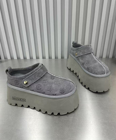 Schicke Plateau-Sandalen aus Wildleder in Hellkamel mit Prägung 