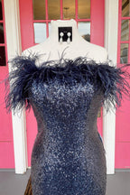 Vestido de fiesta largo de sirena sin tirantes con lentejuelas azul claro y plumas