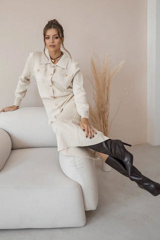 Elegantes zweiteiliges Midikleid mit aufgesetzter Tasche und Knopfleiste im Kragen - Beige 