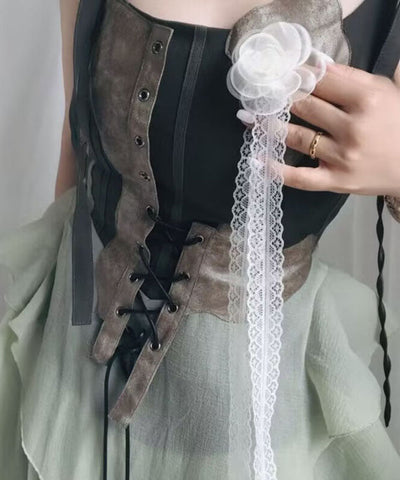 Moderne Halskette mit Blumenmuster in weißer Spitze 