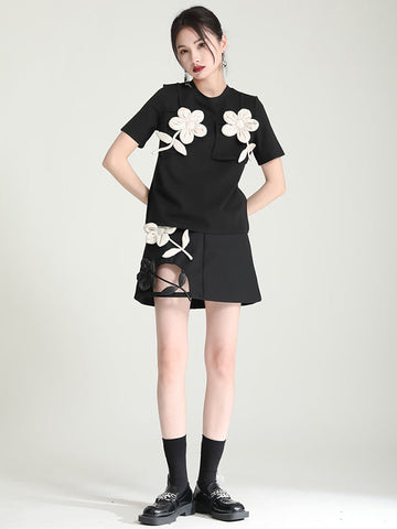 Camiseta original con apliques elegantes y colores contrastantes 