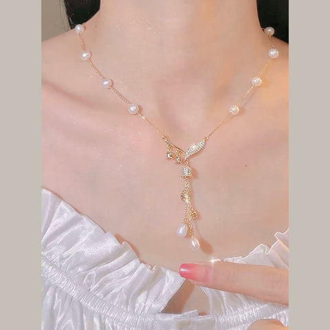 Collar con colgante de borla de orquídea, campana y perla de circonita dorada y plata de ley. 