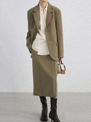 Conjunto de tres piezas de blusa y camisa de manga larga con solapa, botones sueltos, falda, pantalón y blazer con cuello con muescas. 