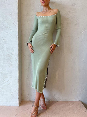 Vestido midi ajustado con abertura y cintura alta en color liso 