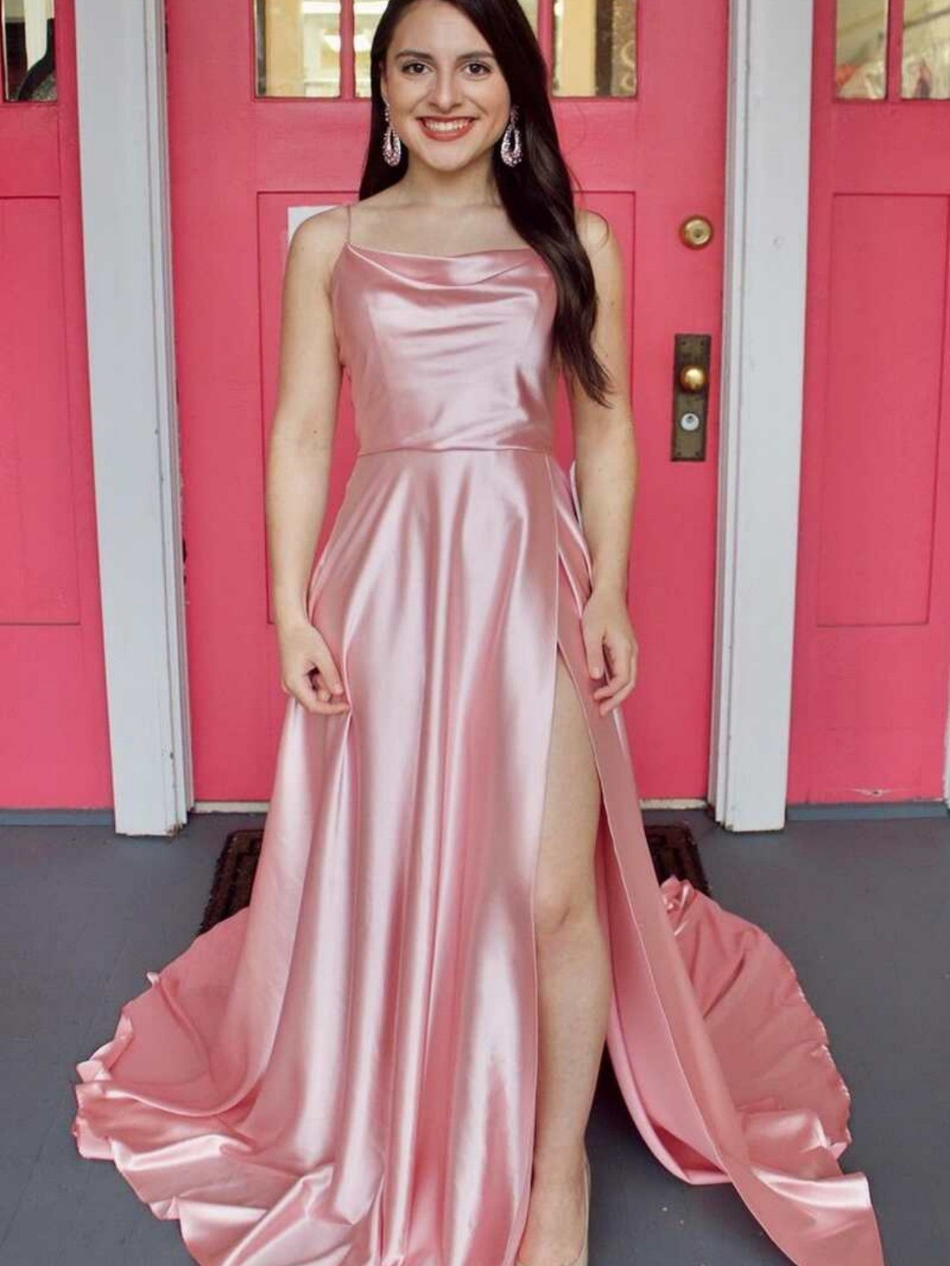 Vestido de fiesta de satén con escote vuelto y abertura en forma de A