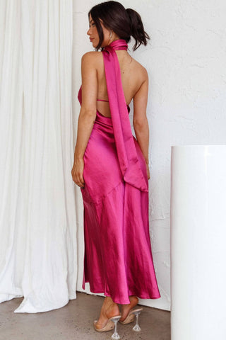 Vestido midi de satén con cuello halter y capucha de Nad 