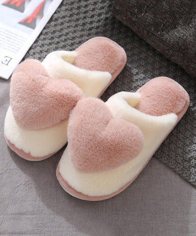 Pantuflas rosas con forro de lana afelpada y corazón. 