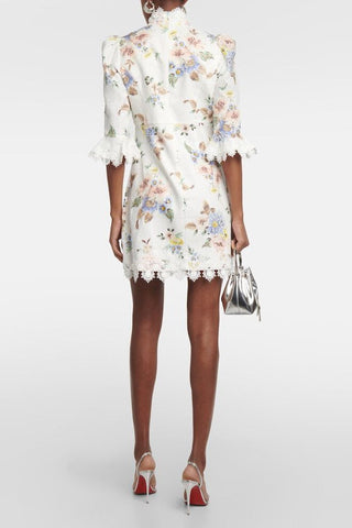 Langärmliges Minikleid mit Blumenspitze und Knöpfen 