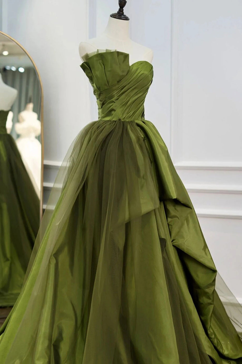 A-Linien-Abendkleid in Grün mit asymmetrischem Trägern und Rüschen