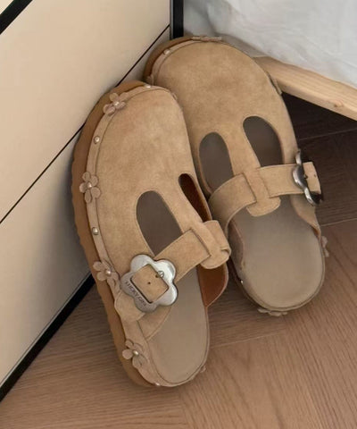 Lässige Plateau-Sandalen aus khakifarbenem Kunstleder mit Spleiß 