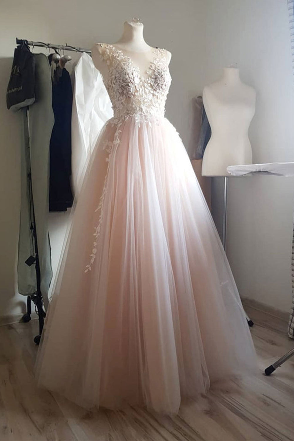Langes Ballkleid mit Perlenbesatz und Illusionsausschnitt