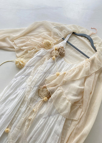 Französisches Aprikosen-Plisseekleid mit Blumendekor für den Sommer 2024 