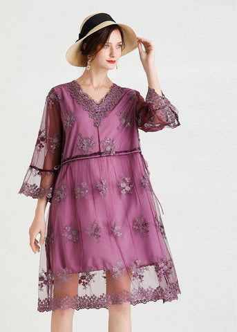 Feines lila Tüllkleid mit besticktem Patchwork und ausgestellten Ärmeln 