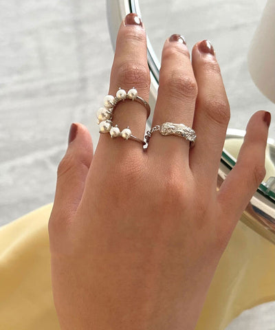 Conjunto de dos anillos de plata de ley con perlas y seda fina 