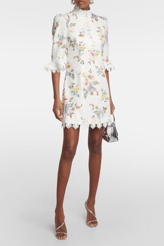 Langärmliges Minikleid mit Blumenspitze und Knöpfen 