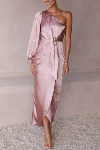 Endaring Romance – Maxikleid aus Satin mit One-Shoulder-Träger und Schlitz vorne zum Binden 