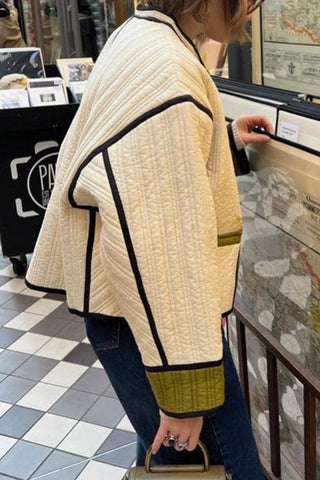 Langärmliger Baumwollmantel mit kontrastierenden Taschen und Knöpfen 