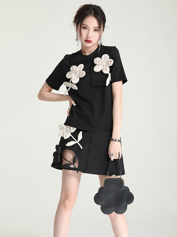 Camiseta original con apliques elegantes y colores contrastantes 