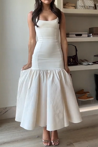 Vestido midi de cintura baja con tirantes anchos y escote cuadrado de silueta elegante 