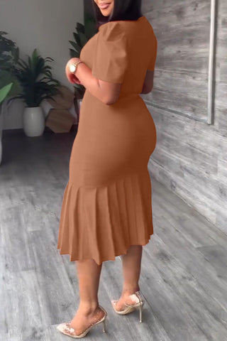 Vestido midi plisado de moda con cuello redondo, manga corta y falda a la cadera
