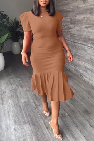 Vestido midi plisado de moda con cuello redondo, manga corta y falda a la cadera