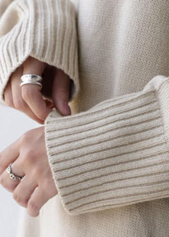 Vestido tipo suéter de punto extragrande con cuello alto beige de Boutique Primavera 