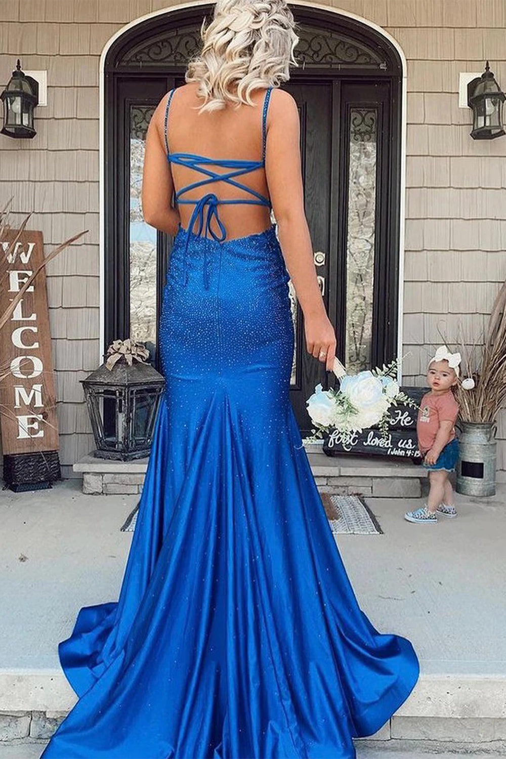 Vestido de noche largo sin espalda con corte sirena y escote halter