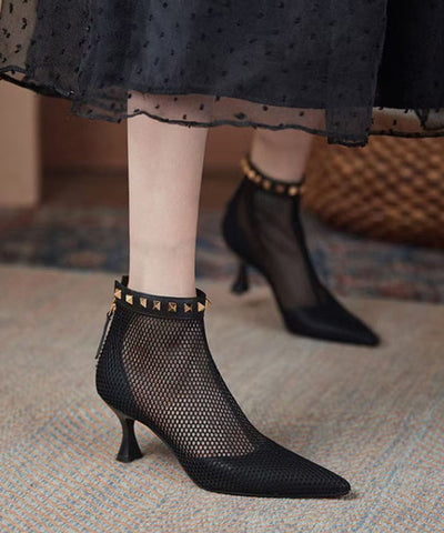 Botas negras con remaches y malla transpirable con punta puntiaguda 