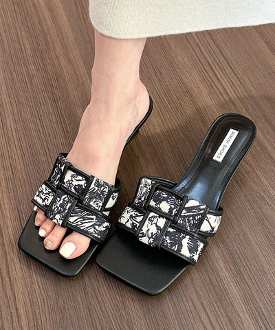 Sandalias de tacón alto con punta abierta y estampado negro 