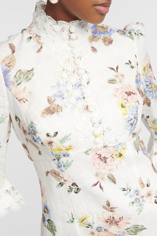 Langärmliges Minikleid mit Blumenspitze und Knöpfen 