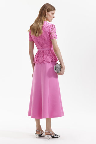 Midikleid aus Spitze mit eckigem Ausschnitt und Gürtel 