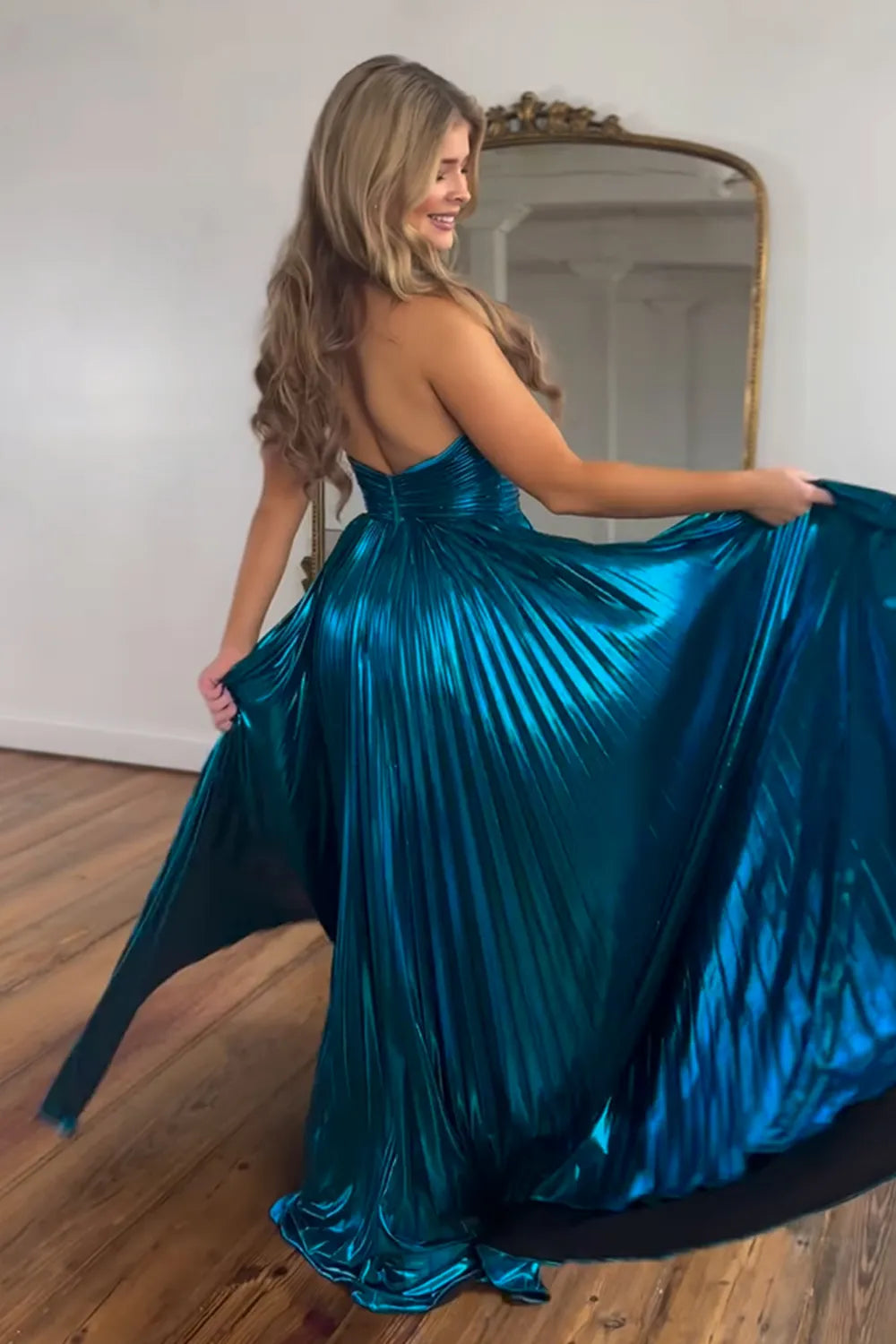 Metallic-rosafarbenes, plissiertes A-Linien-Abendkleid mit Neckholder und Schlitz