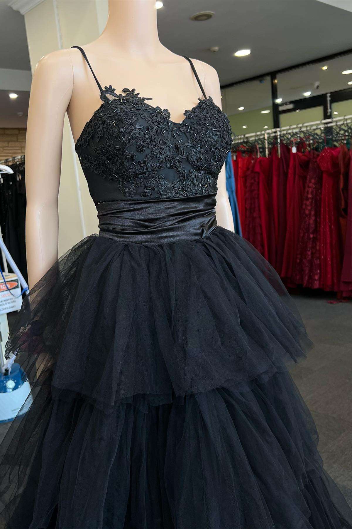 Langes, mehrlagiges A-Linien-Abendkleid mit schwarzen Trägern