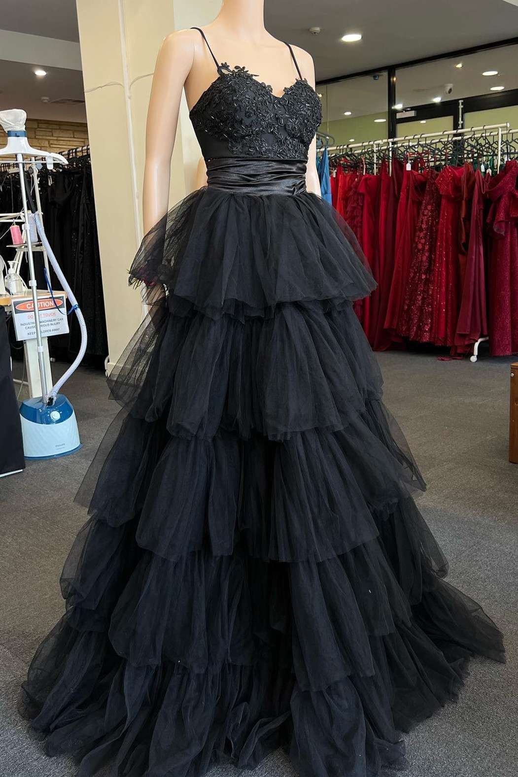 Langes, mehrlagiges A-Linien-Abendkleid mit schwarzen Trägern