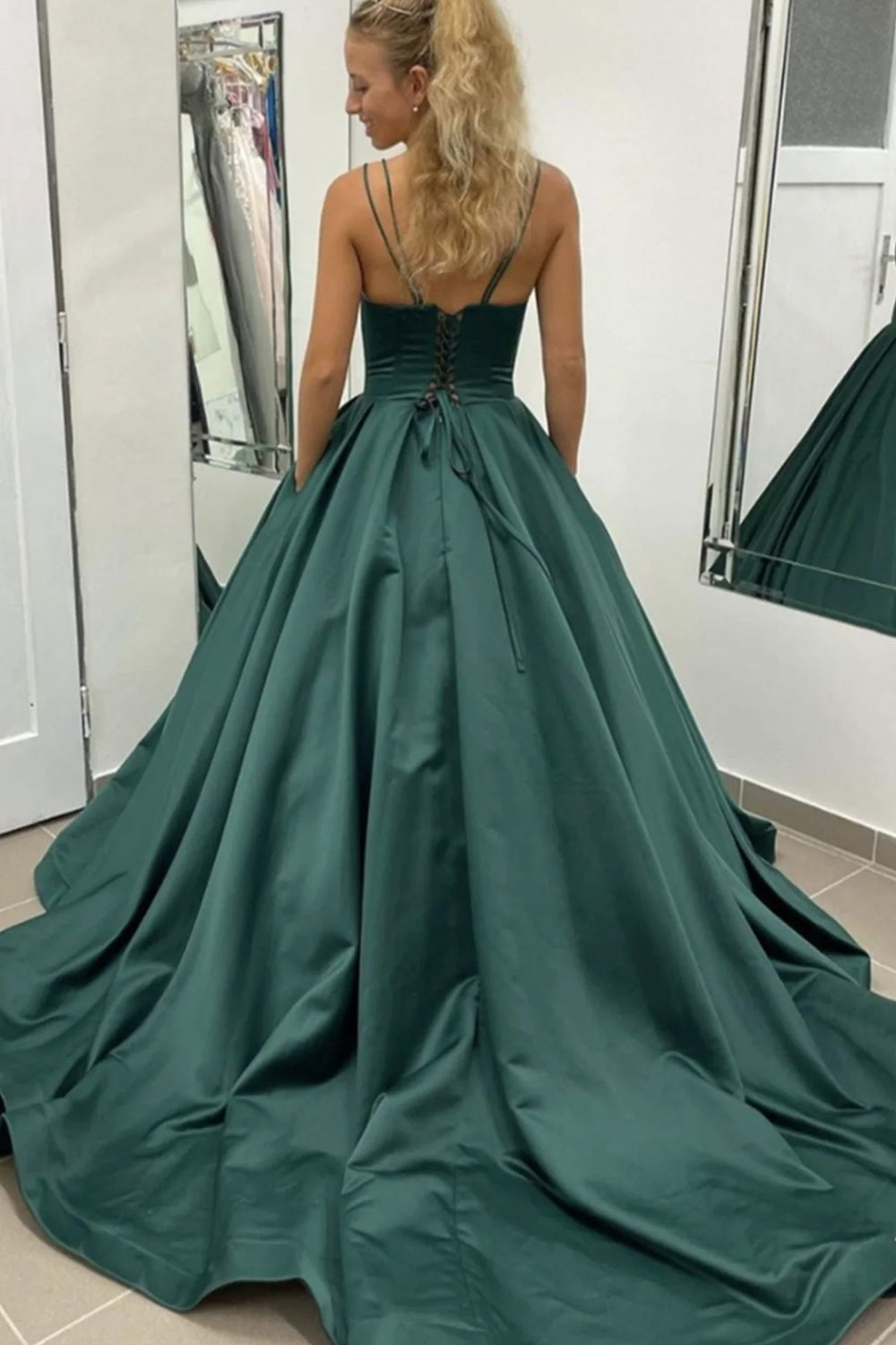Dunkelgrünes A-Linien-Abendkleid mit Spaghettiträgern und Schleppe