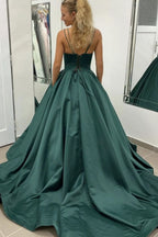 Dunkelgrünes A-Linien-Abendkleid mit Spaghettiträgern und Schleppe