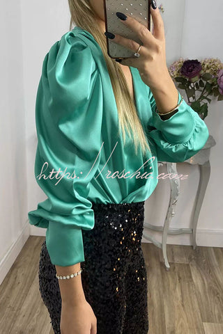 Perfectly Adored – Satinbluse mit überkreuztem Ausschnitt und Puffärmeln 