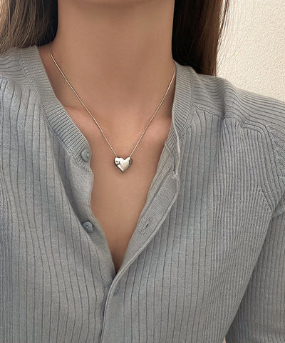 Schlichte Halskette aus herzförmigem Sterlingsilber mit Seidenanhänger 